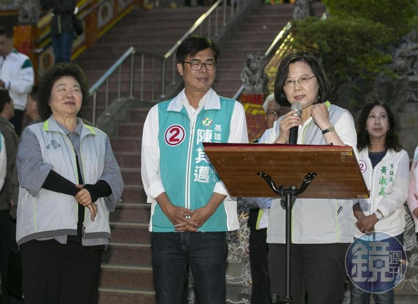 面對突然爆發的韓國瑜潮流，民進黨傾全力回防高雄，總統蔡英文（右）、總統府祕書長陳菊（左）數度南下輔選，但高雄仍綠地變藍天。