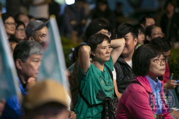 開票當夜，逾千名支持者聚集陳其邁的市民總部，隨著夜愈深，氣氛愈凝重。