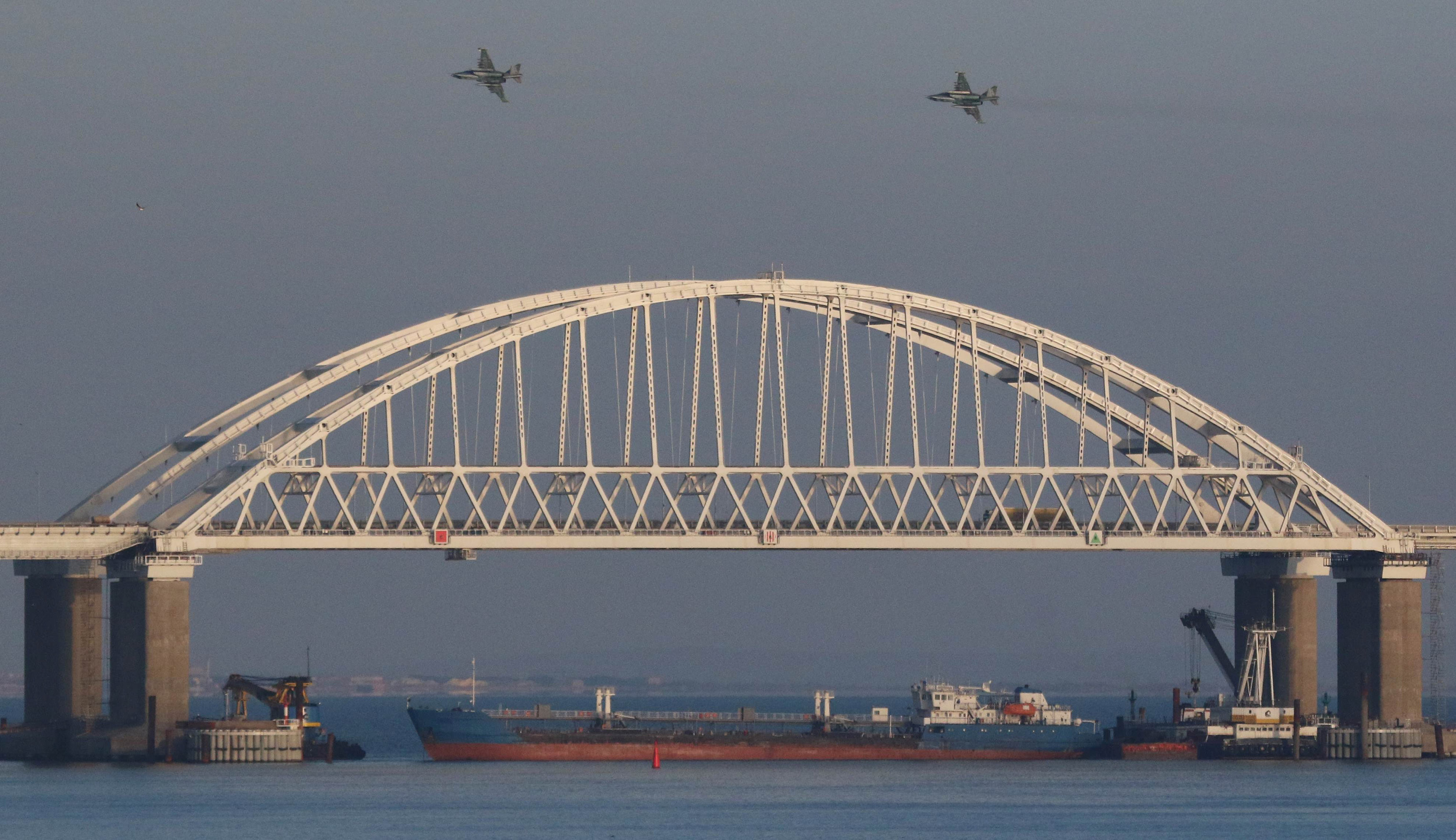 ▲▼烏克蘭3船艦試圖行經克赤海峽，遭到俄羅斯軍艦碰撞。（圖／路透社）