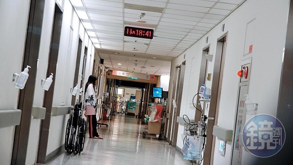 11月17日18：41，馬如龍被目擊現身新光醫院，而且身上插管坐著輪椅，女兒黃聖雅也在醫院探視。