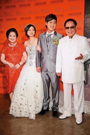 2013年，馬如龍（右一）與沛小嵐（左一）2人的小兒子黃士庭（右二）結婚，席開72桌宴客。（東方IC）