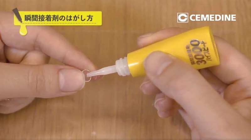 ▲▼日本瞬間膠廠商PO影片，教大家如何處理黏到手。（圖／翻攝自推特，cemedinecoltd）