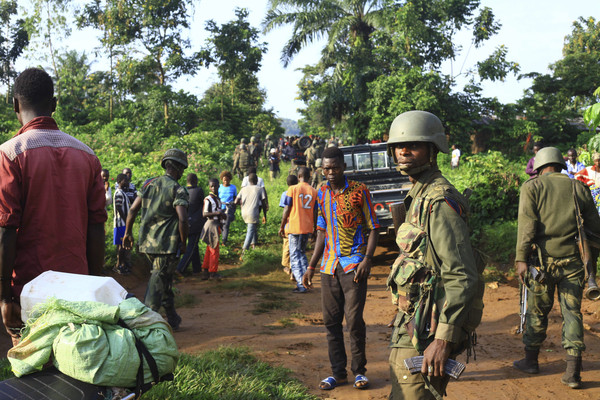 ▲▼剛果政府軍隊巡邏，以防叛軍綁架兒童。（圖／美聯社）