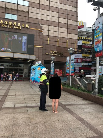 領有身心障礙手冊的女子被警方發現，帶回派出所。（翻攝畫面）