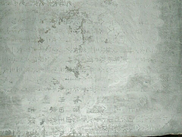 ▲▼網友在自家農地挖出4塊石板。（圖／翻攝自Facebook／爆廢公社）