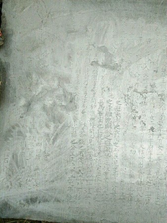 ▲▼網友在自家農地挖出4塊石板。（圖／翻攝自Facebook／爆廢公社）