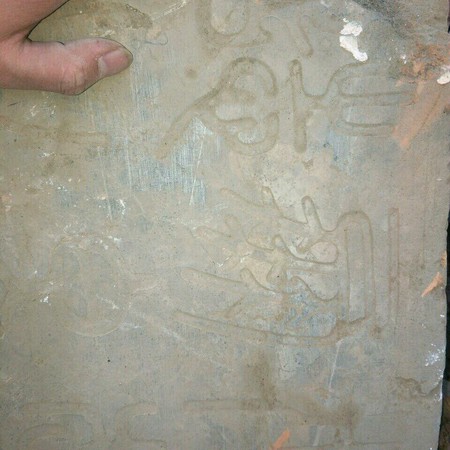 ▲▼網友在自家農地挖出4塊石板。（圖／翻攝自Facebook／爆廢公社）