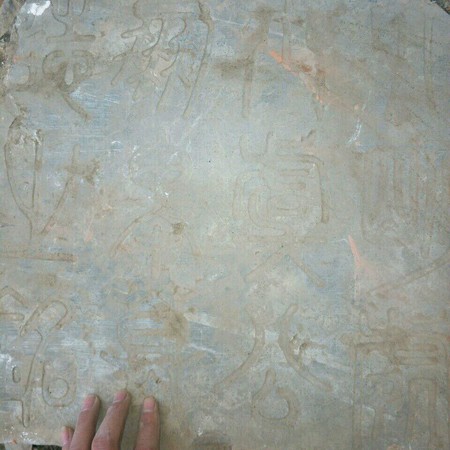 ▲▼網友在自家農地挖出4塊石板。（圖／翻攝自Facebook／爆廢公社）