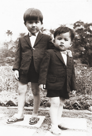 林佳龍（左）出身裁縫家庭，習慣穿著合身西裝，曾被認為是國民黨特務。（林佳龍提供）