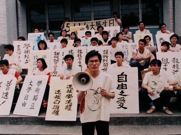 1987年，林佳龍（中）身為台大「自由之愛」學運成員，率領學生前往立法院請願。（林佳龍提供）