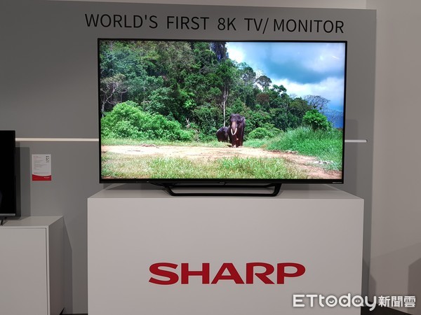 ▲夏普推出首款上市版的 8K LCD 電視，台灣預計 2018 年 2 月上市。（圖／特約記者洪聖壹攝）