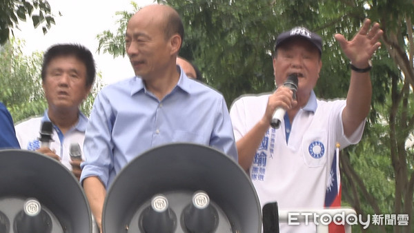 ▲韓國瑜掃街麥克風手「搶搶滾」，選舉後喉嚨發炎             。（圖／記者吳奕靖翻攝）