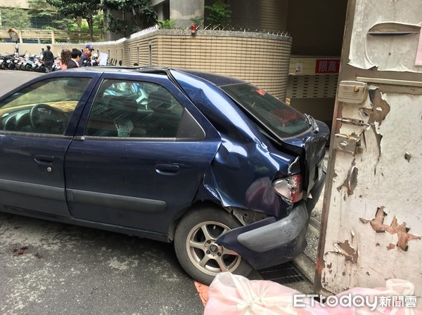 ▲▼   女子暴衝撞倒12機車          。（圖／記者陳以昇翻攝）