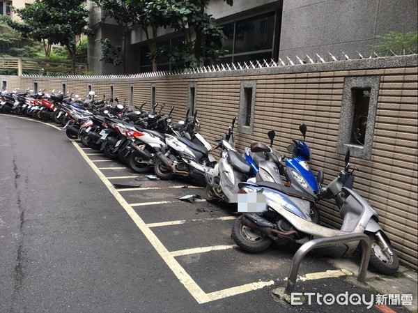 ▲▼   女子暴衝撞倒12機車          。（圖／記者陳以昇翻攝）