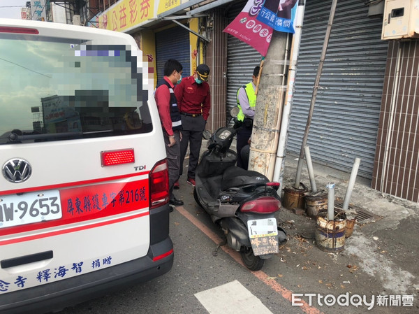 ▲翁找鎖匠解鎖累癱路口　警協助被讚屏東警察很棒                。（圖／記者陳崑福翻攝）