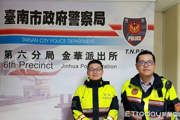 ▲台南市警六分局金華派出所警員黃富祺、許健盟等2員，發現1名走失男童，主動載男童至安平區尋找住處，平安交由母親照顧。（圖／記者林悅翻攝，下同）