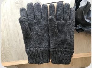 ▲網友雙11買手套，卻收到兩隻左手，客訴還得到超奇葩回覆。（圖／翻攝自微博／机智的何先生）