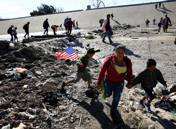 ▲超過500名中美洲移民試圖跨越邊境，其中包含不少婦女與孩童。（圖／路透）