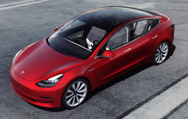 ▲▼網友推特問Model 3何時在台上市　馬斯克親回：2019中期。（圖／翻攝自Tesla）