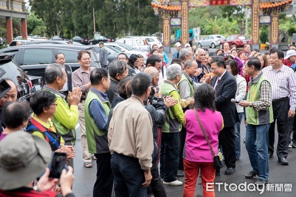 ▲鄭文燦持續展開謝票，表示因適值桃園市要審預算，目前沒時間接代理黨主席。（圖／孫琬晴提供）