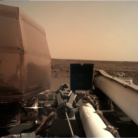 ▲▼洞察號登陸火星，傳回首張清晰照片。（圖／翻攝自Twitter／@NASAInSight）