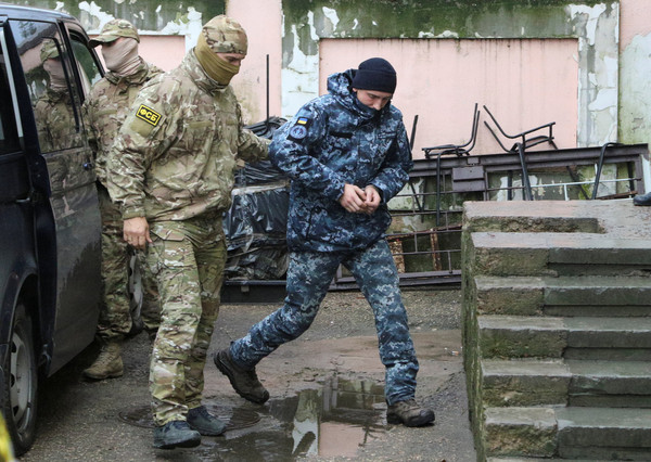 ▲▼俄羅斯聯邦安全局FSB押解其中一名被拘留的烏克蘭海軍水兵。（圖／路透）