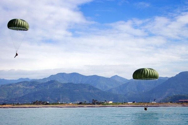 特戰官兵海域跳傘訓練　克服地形限制挑戰自我