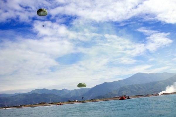 特戰官兵海域跳傘訓練　克服地形限制挑戰自我