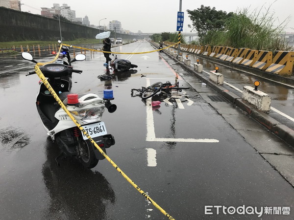 ▲▼ 新莊區重新提外便道發生腳踏車橫越車道，遭機車撞擊，2人頭部重創送醫急救。（圖／記者陳以昇攝）