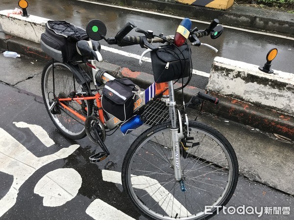 ▲▼ 新莊區重新提外便道發生腳踏車橫越車道，遭機車撞擊，2人頭部重創送醫急救。（圖／記者陳以昇攝）