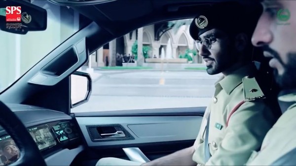 杜拜警方網羅「變形金剛」打擊犯罪？　全車標配人臉辨識、360度環景監視系統（圖／翻攝自Dubai Police Youtube）