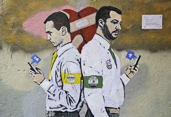 ▲▼義大利米蘭，一幅壁畫描繪民粹政黨「五星運動黨」黨魁、副總理迪馬奧（左）與副總理兼內政部長薩爾維尼（右）。（圖／達志影像／美聯社）