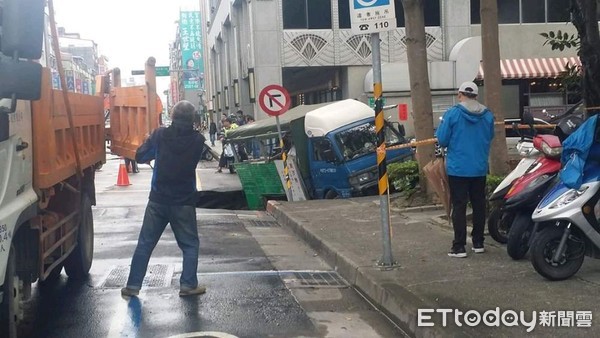 ▲▼北市中山區吉林路面現「大洞」。（圖／里長提供）