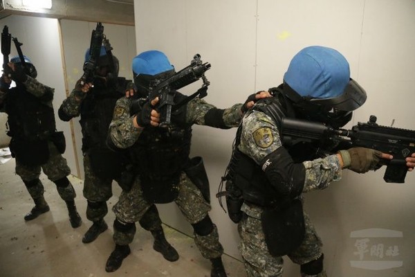憲兵限制空間戰鬥競賽　花蓮隊勇奪小組攻防冠軍