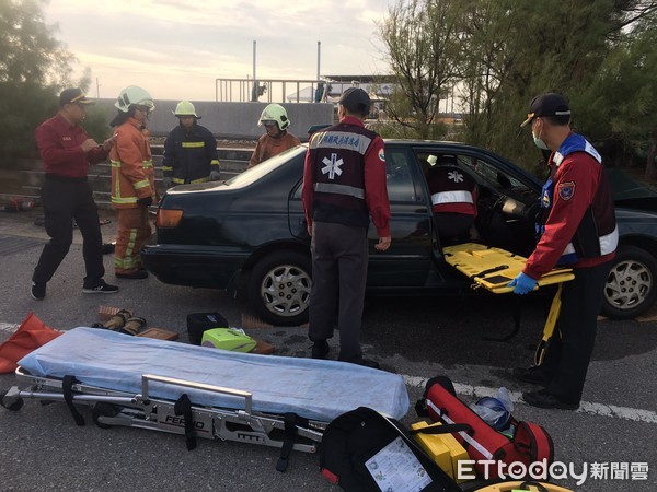 ▲▼澎湖白沙鄉車禍，消防隊員緊急救人。（圖／記者宋德威翻攝）