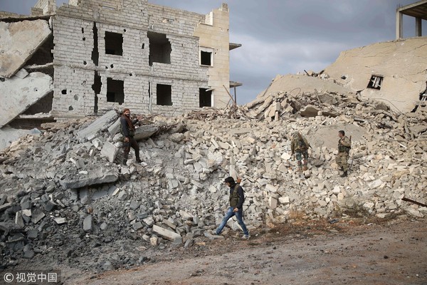 ▲▼敘利亞反政府軍正在伊德利卜省附近的廢墟巡邏。（圖／CFP）
