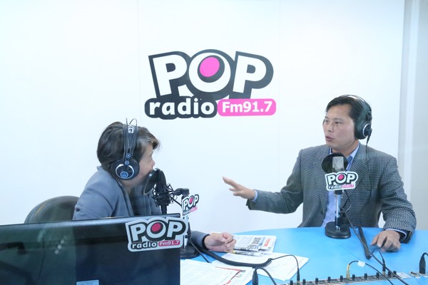 ▲▼黃國昌接受電台專訪。（圖／POP Radio提供）