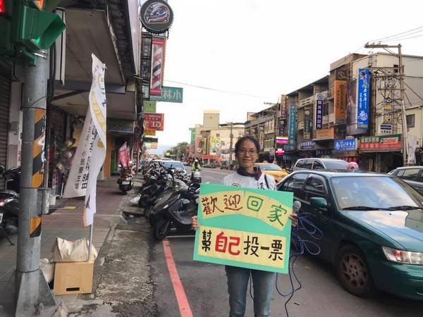 ▲「謝謝每張票」，桃園「歐巴桑」守護民主和人權不會散。