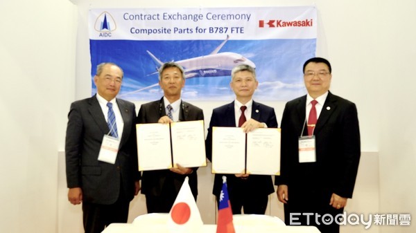 ▲漢翔公司與日本川崎重工（KHI）於東京航展期間，進行波音787複材OEM零件委製案合約。（圖／漢翔提供）