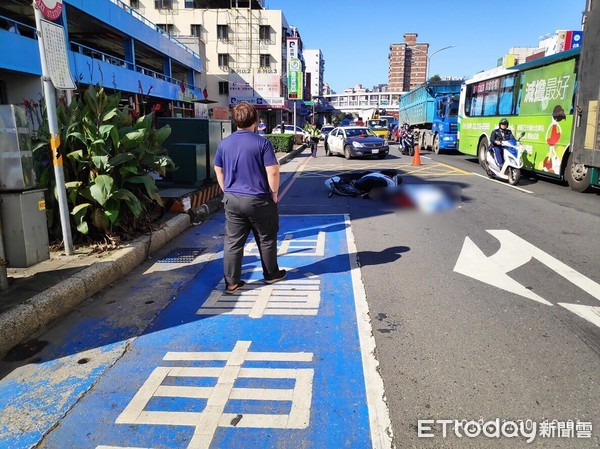 ▲▼林口發生死亡車禍，婦人遭大貨車輾斃安全帽碎裂。（圖／記者陳豐德翻攝）