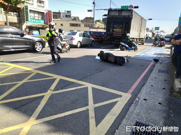 ▲▼林口發生死亡車禍，婦人遭大貨車輾斃安全帽碎裂。（圖／記者陳豐德翻攝）