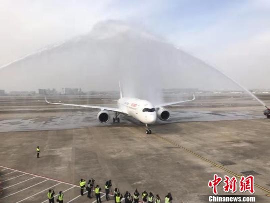 ▲▼東航首架空客A350-900飛機抵達上海虹橋機場。（圖／中新社）