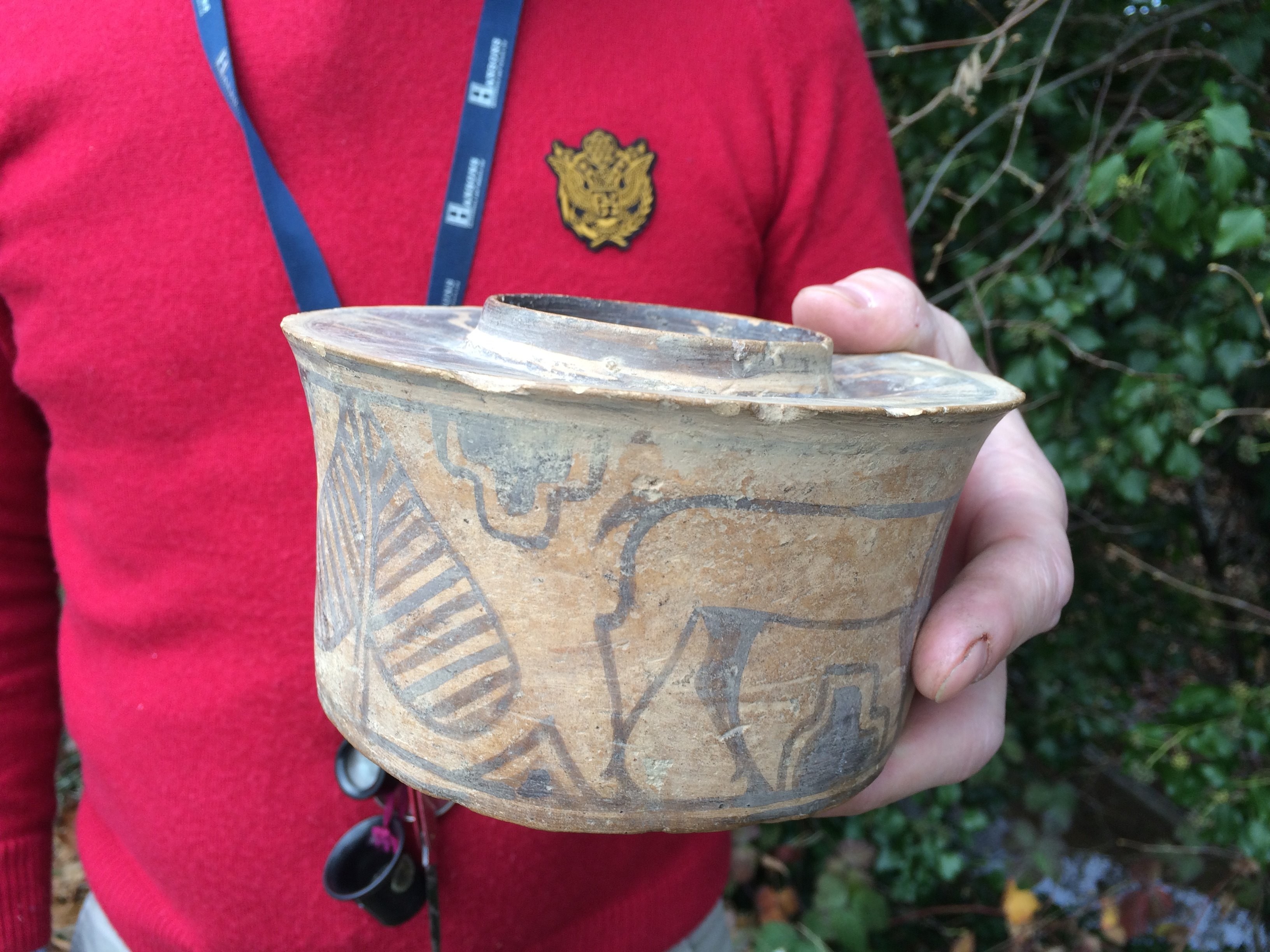 ▲▼阿伯不知道陶罐是4000年古文物，把它放在廁所當牙杯。（圖／翻攝自漢森拍賣行官網）