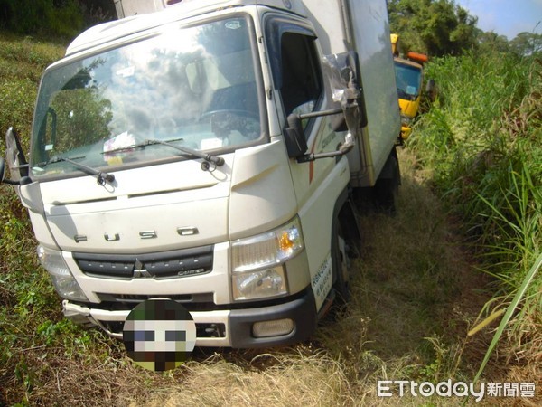 ▲貨車行駛通霄山區輪胎深陷泥沼，駕駛欲報警，但不知身在何處，警方用通訊軟體定位找到貨車。（圖／記者黃孟珍翻攝）