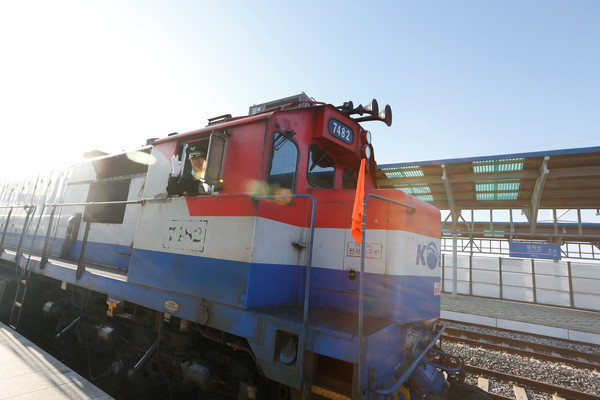 ▲▼ 南韓列車時隔10年跨境進入北韓，雙方於2018年11月30日正式啟動鐵路聯合考察作業。（圖／路透）