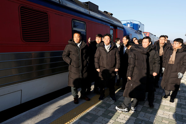 ▲▼ 南韓列車時隔10年跨境進入北韓，雙方於2018年11月30日正式啟動鐵路聯合考察作業。（圖／路透）