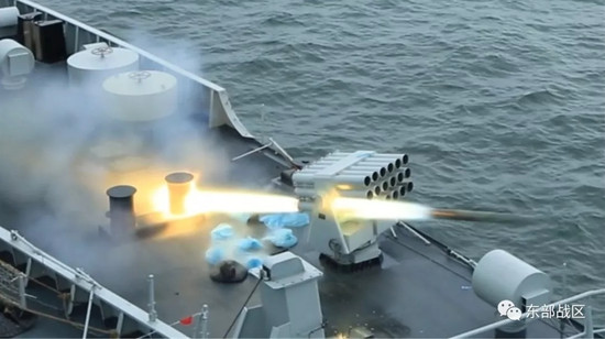 中國自製071型綜合登陸艦「龍虎山艦」展開實戰化訓練，完成首次出海訓練擔任編隊指揮所任務，具入役僅隔2個月時間。（圖／翻攝自東部戰區官方微信）