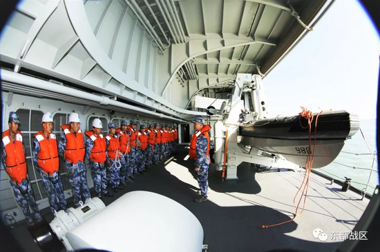 中國自製071型綜合登陸艦「龍虎山艦」展開實戰化訓練，完成首次出海訓練擔任編隊指揮所任務，具入役僅隔2個月時間。（圖／翻攝自東部戰區官方微信）