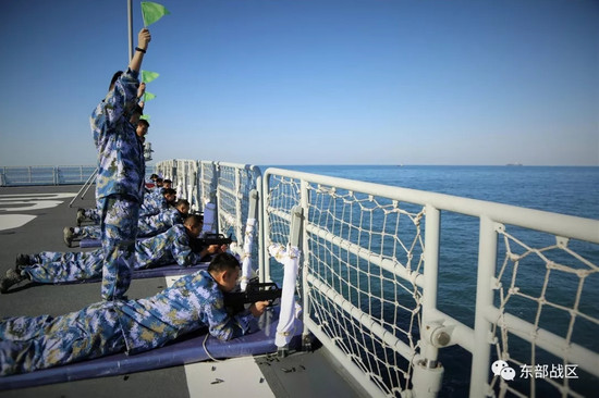 中國自製071型綜合登陸艦「龍虎山艦」展開實戰化訓練，完成首次出海訓練擔任編隊指揮所任務，具入役僅隔2個月時間。（圖／翻攝自東部戰區官方微信）