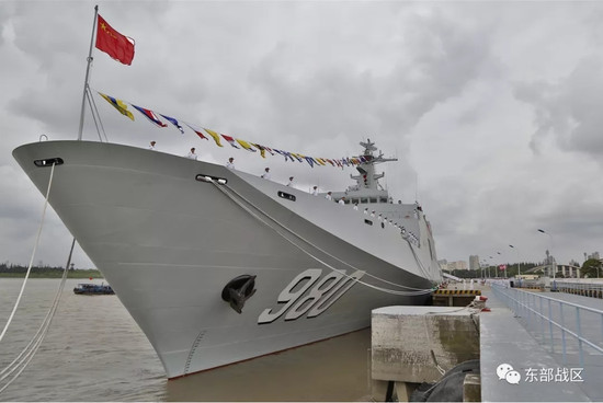 中國自製071型綜合登陸艦「龍虎山艦」展開實戰化訓練，完成首次出海訓練擔任編隊指揮所任務，具入役僅隔2個月時間。（圖／翻攝自東部戰區官方微信）